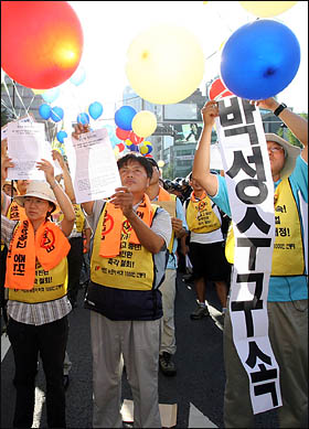 이랜드·뉴코아 사태해결을 촉구하는 민주노총 조합원들이 17일 오후 서울 광화문 차도를 점거한 채 대통령 면담 등을 요구하며 항의서한을 풍선에 달아 날려보내고 있다. 